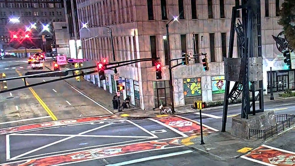 Police searching for suspects after man robbed and attacked in downtown Atlanta — Savannah Business news